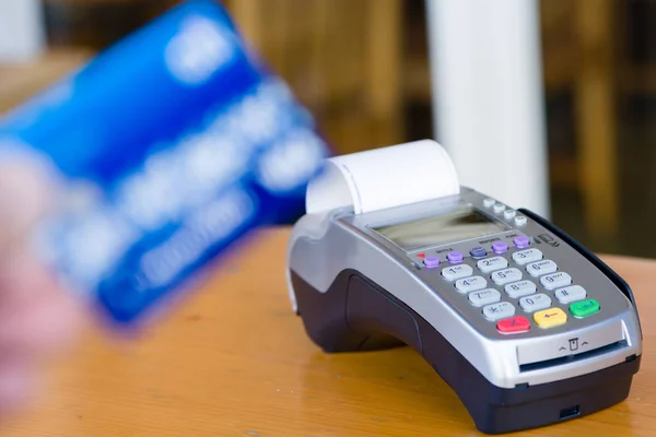 关闭客户手持有和支付订单的信用卡 — 图库照片