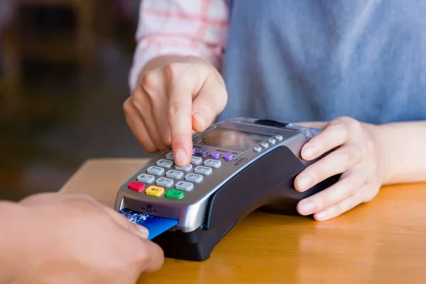 Close-up klant hand houden en betalen voor bestelling door credit ca — Stockfoto
