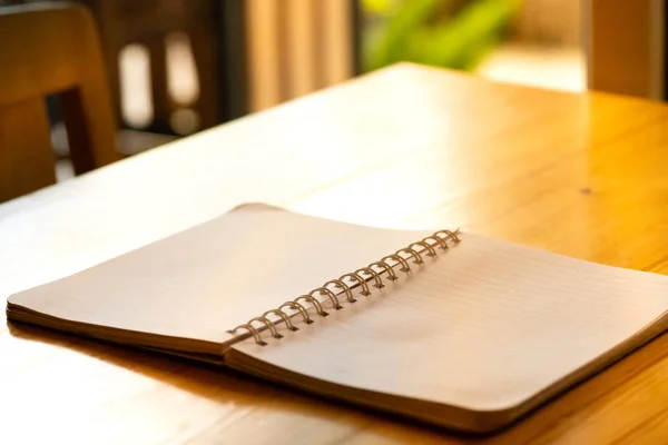 Geopende blanco papieren notitieblok. papieren notitieboekje op houten bureau. Paper — Stockfoto
