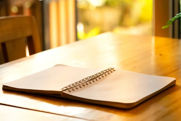 Geopende blanco papieren notitieblok. papieren notitieboekje op houten bureau. Paper — Stockfoto