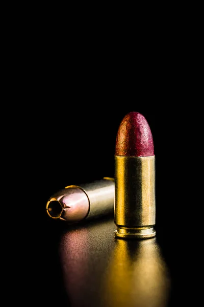 9mm und .45 Nahkugel für professionelle Pistole auf schwarzem Bac — Stockfoto