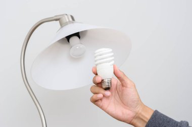 closeup el bir elektrik ışık ampul değiştirme