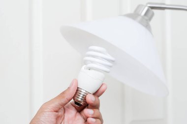 closeup el bir elektrik ışık ampul değiştirme