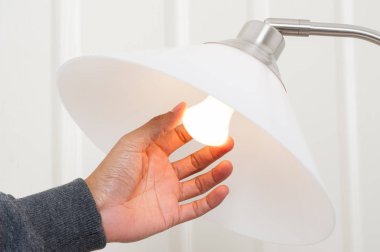 closeup el bir elektrik ışık ampul değiştirme