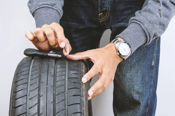 Muž Oprava Ploché Automobilové Pneumatiky Opravná Sada Pneumatik Plug Oprava — Stock fotografie