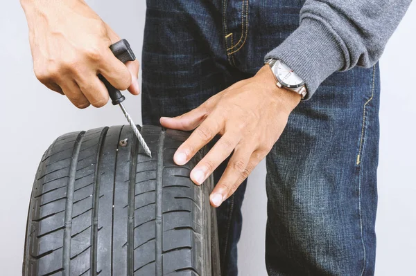 Homem Que Repara Pneu Carro Liso Com Jogo Reparação Jogo — Fotografia de Stock