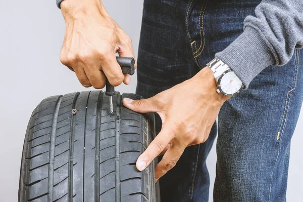 Hombre Que Repara Neumático Plano Del Coche Con Equipo Reparación —  Fotos de Stock