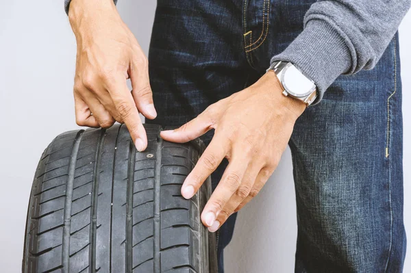 Homem Que Repara Pneu Carro Liso Com Jogo Reparação Jogo — Fotografia de Stock