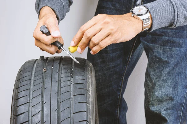 Homem Que Repara Pneu Carro Liso Com Jogo Reparação Jogo — Fotografia de Stock