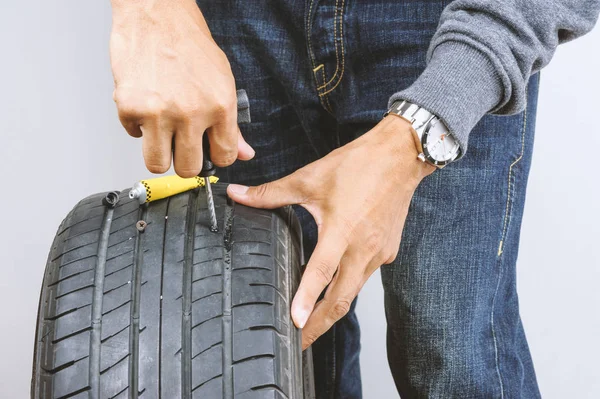 Homem Que Repara Pneu Carro Liso Com Jogo Reparação Jogo — Fotografia de Stock