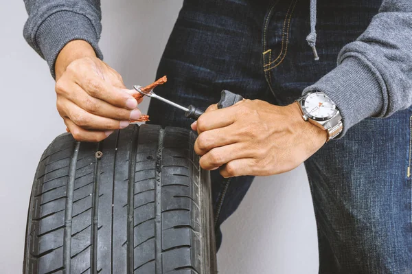 Hombre Que Repara Neumático Plano Del Coche Con Equipo Reparación —  Fotos de Stock