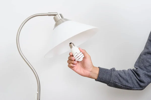 Closeup Hand Veranderen Van Een Elektrische Lamp — Stockfoto