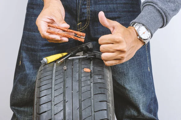 Homem Que Repara Pneu Carro Liso Com Jogo Reparação Jogo — Fotografia de Stock