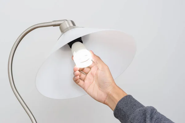 Closeup Hand Veranderen Van Een Elektrische Lamp — Stockfoto