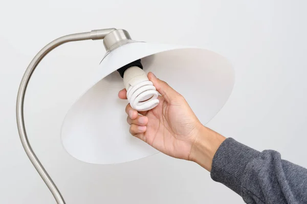 Closeup Hand Veranderen Van Een Elektrische Lamp — Stockfoto