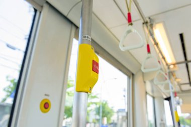 Japonya'da yerel veri yolu üzerindeki durdur düğmesi.