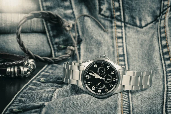 軍事やフィールドスタイルの腕時計 男性のための高級自動巻き腕時計を閉じます — ストック写真