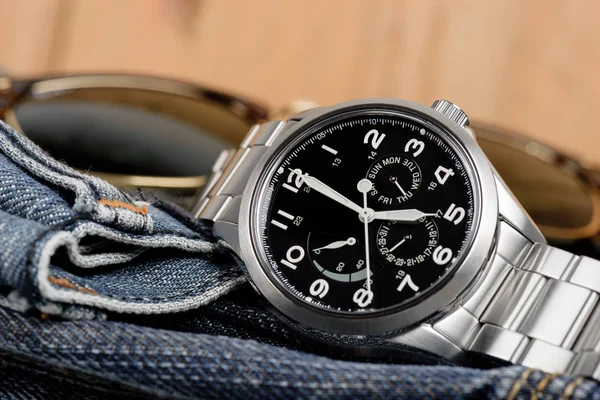 軍事やフィールドスタイルの腕時計 男性のための高級自動巻き腕時計を閉じます — ストック写真