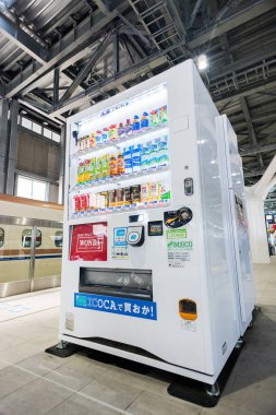 Toyama, Japan - 15 Mayıs 2016: Japon meşrubat Otomatı, Jr Toyama istasyonunda. . Japonya ile birden fazla 5,5 milyon makine ülke çapında kendi satış makineleri ünlüdür.