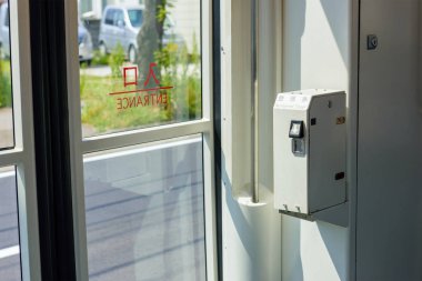 Takaoka, Japonya - 15 Mayıs 2016: Otomatik numaralı bilet makine Takaoka yerel otobüs girişinde.