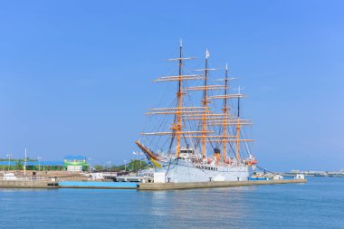 Toyama, Japan - 15 Mayıs 2016: Kaiwo Maru Park, Toyama Bay Kaiwo Maru. Toyama Bay dünyanın en güzel koylarından olduğunu. Kaiwo Maru bir Japon dört direkli eğitim barque uzun boylu gemi değil.