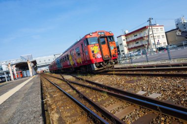 Takaoka, Japonya - 15 Mayıs 2016: Yerel tren Jr Johana satırında Takaoka İstasyonu.