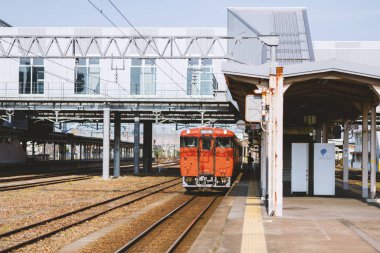 Takaoka, Japonya - 15 Mayıs 2016: Yerel tren Jr Johana satırında (alan sığ derinliği) Takaoka İstasyonu.