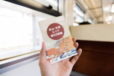 Takaoka, Japonya - 15 Mayıs 2016: Takayama-Hokuriku alan turist Pass. Ziyaret ettiğiniz Gero-Onsen, Takayama, Toyama, Kanazawa, Kaga-Onsen için Jr satırlarının sınırlı express üzerinde sınırsız rides.