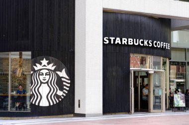 Kanazawa, Japonya - 16 Mayıs 2016: Starbucks Kanazawa (Jr Kanazawa İstasyonu yakınında) mağaza. Starbucks dünyanın en büyük kahve evi 61 ülke içinde 20.000'den fazla mağaza ile mi.