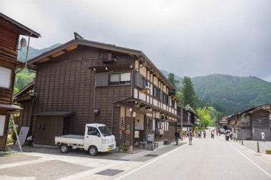 Gifu, Japonya - 16 Mayıs 2016: Shirakawago görünümü (Shirakawa köyü) Dünya Miras köy yaz. Shirakawago Gifu ili, Japonya konumlanan bir köydür.