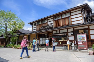 Gifu, Japonya - 16 Mayıs 2016: Restoran ve kafe Shirakawago (Shirakawa köyü) Dünya Miras Köyü yaz.
