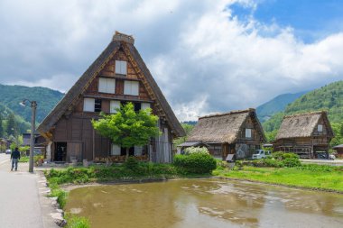 Gifu, Japonya - 16 Mayıs 2016: Shirakawago görünümü (Shirakawa köyü) Dünya Miras köy yaz. Shirakawago Gifu ili, Japonya konumlanan bir köydür.