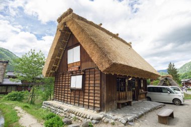 Gifu, Japonya - 16 Mayıs 2016: Shirakawago (Shirakawa köyü) Dünya Miras Köyü yaz aylarında deposunda. Shirakawago Gifu ili, Japonya konumlanan bir köydür.