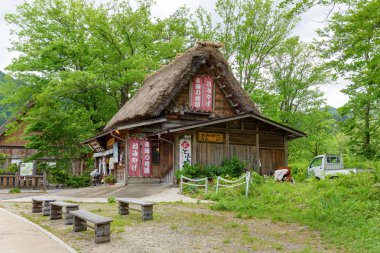 Gifu, Japonya - 16 Mayıs 2016: Restoran ve kafe Shirakawago (Shirakawa köyü) Dünya Miras Köyü yaz.
