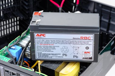 Bangkok, Tayland - 27 Haziran 2016: Apc yedek pil Ups için. APC Schneider Electric tarafından kesintisiz güç kaynakları ve elektronik ürünler bir üreticidir.