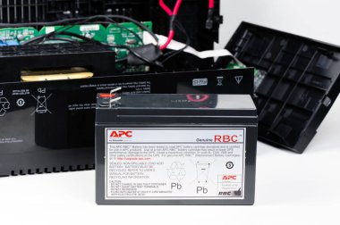 Bangkok, Tayland - 27 Haziran 2016: Apc yedek pil Ups için. APC Schneider Electric tarafından kesintisiz güç kaynakları ve elektronik ürünler bir üreticidir.