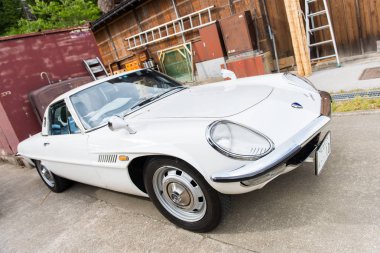 Gifu, Japonya - 16 Mayıs 2016: Mazda Cosmo Gokayama (world Heritage Koyu Japonya'da) adlı. Mazda Cosmo Mazda tarafından 1967 1995 için üretilmiş bir grand touring coupe olduğunu.