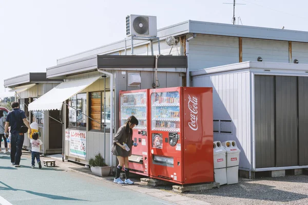 Takaoka Japan Maj 2016 Unidenitfied Japansk Flicka Att Köpa Drycker — Stockfoto