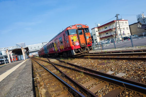 Takaoka, Japonya - 15 Mayıs 2016: Yerel tren Jr Johana satırında Takaoka İstasyonu.