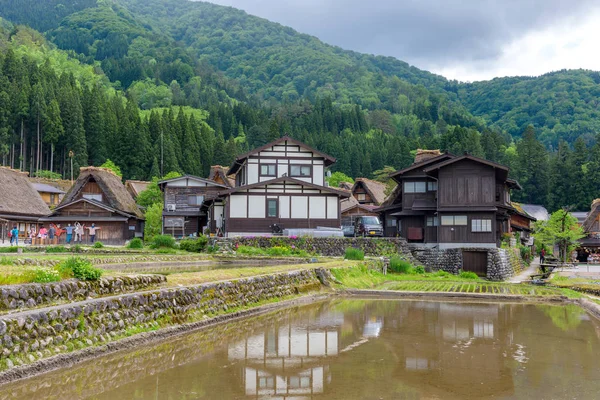 Gifu, Japonya - 16 Mayıs 2016: Shirakawago görünümü (Shirakawa köyü) Dünya Miras köy yaz. Shirakawago Gifu ili, Japonya konumlanan bir köydür.
