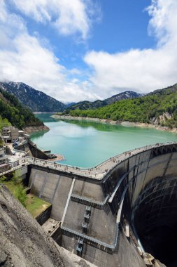 Kurobe Barajı manzarası. Kurobe baraj veya Kuroyon Barajı bir değişken-RADIUS kemer Barajı Toyama ili, Japonya Kurobe Nehri üzerinde olduğunu.