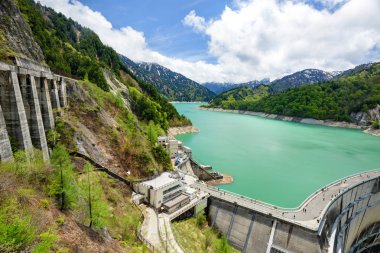 Kurobe Barajı manzarası. Kurobe baraj veya Kuroyon Barajı bir değişken-RADIUS kemer Barajı Toyama ili, Japonya Kurobe Nehri üzerinde olduğunu.