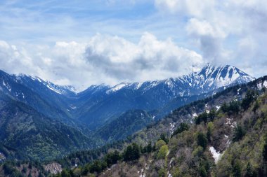 Güzel doğa Kurobedaira İstasyonu çevresinde. Kurobedaira kanalıdır füniküler ve teleferik istasyonuna Tateyama, Toyama ili, Japonya.
