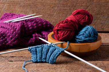 Mavi yün örgü ve iğneler, ekipman örgü örgü