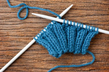 Mavi yün örgü ve iğneler, ekipman örgü örgü