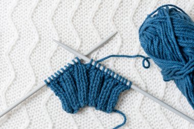 Mavi yün örgü ve iğneler, ekipman örgü örgü