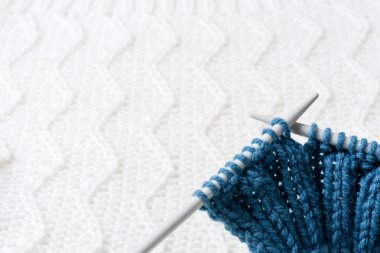 Mavi yün örgü ve iğneler, ekipman örgü örgü