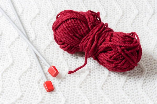 Knitting product, knitting equipment, knitting wool yarn