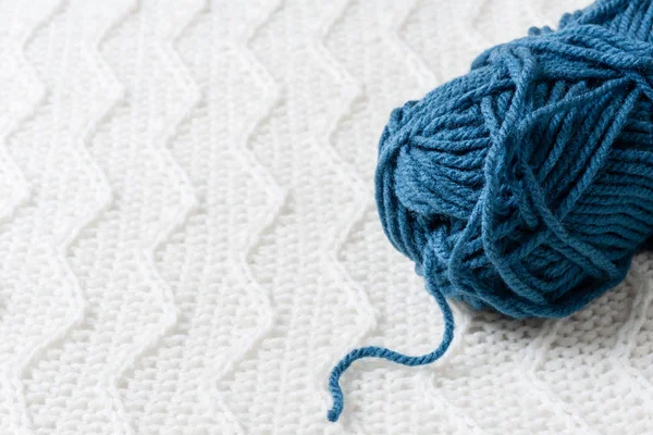 青ウールを編みと編み物の針 編み物用機器 — ストック写真