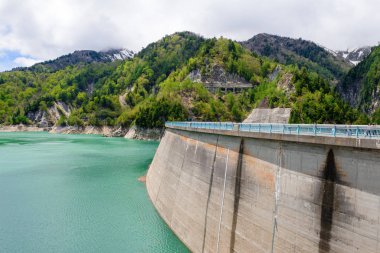 Toyama, Japonya - 17 Mayıs 2016: Kurobe Barajı tanımlanamayan bir seyahat. Kurobe baraj veya Kuroyon Barajı bir değişken-RADIUS kemer Barajı Toyama ili, Japonya Kurobe Nehri üzerinde olduğunu.